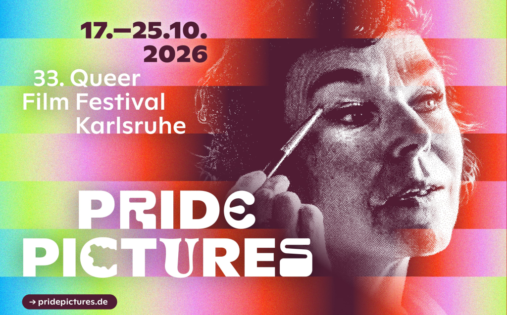 Schriftzug 17.-25-10.2026, 33. Queer Film Festival Karlsruhe, Pride Pictures steht in braun und weiß auf einem bunten Hintergrund, rechts im Bild ist der Kopf einer weißen Person, die sich Lidschatten aufträgt.