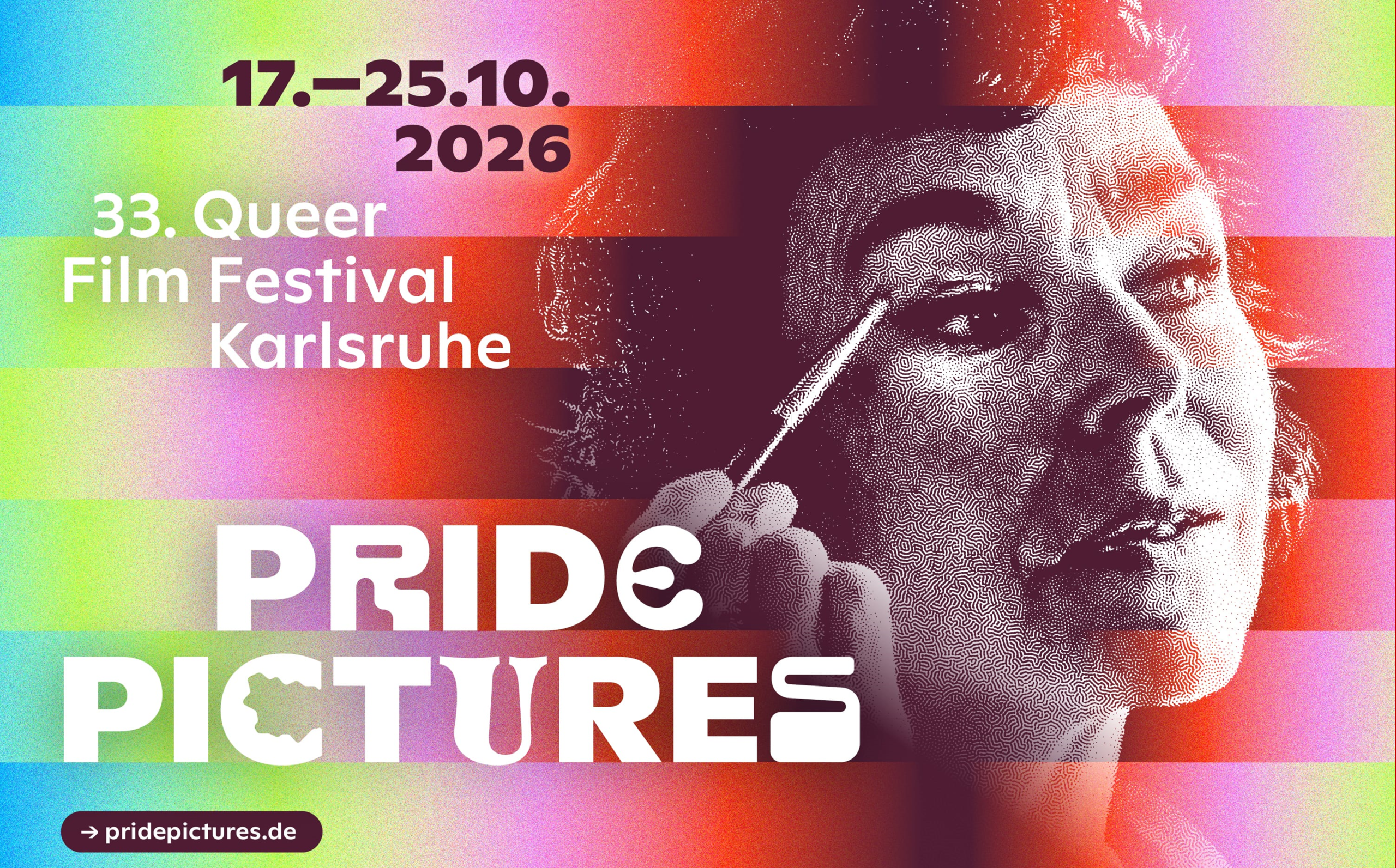 Schriftzug 17.-25-10.2026, 33. Queer Film Festival Karlsruhe, Pride Pictures steht in braun und weiß auf einem bunten Hintergrund, rechts im Bild ist der Kopf einer weißen Person, die sich Lidschatten aufträgt.