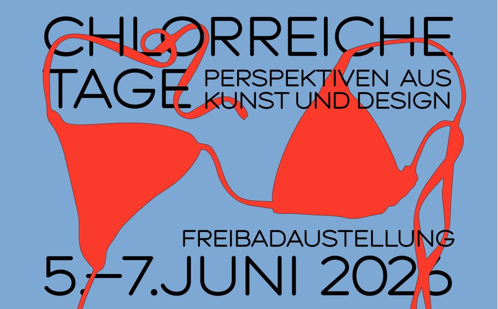 Rotes Bikinoberteil vor blauem Hintergrund. Text: Chlorreiche Tage, Freibadausstellung