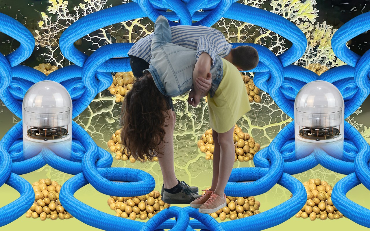 Bildcollage aus einem neuronalen Netzwerk, Rhizomen oder Adern im Hintergrund, davor vier Kartoffelhaufen, in der Mitte zwei Personen, die sich umschlingen und vornüberbeugen, ringsherum ein blaues Seil und ein technisches Gerät.